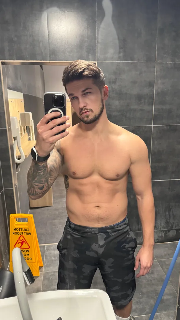 Daddy needs some oil [36] posted by Daddy-Fit1989