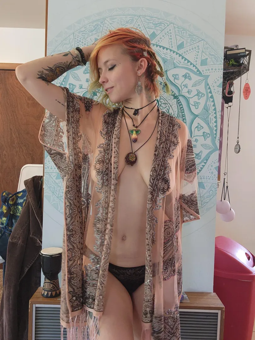 Daily posts, kink friendly, Customs, sexting, gfe, anything your heart can want from this hippie chick posted by Mavissky