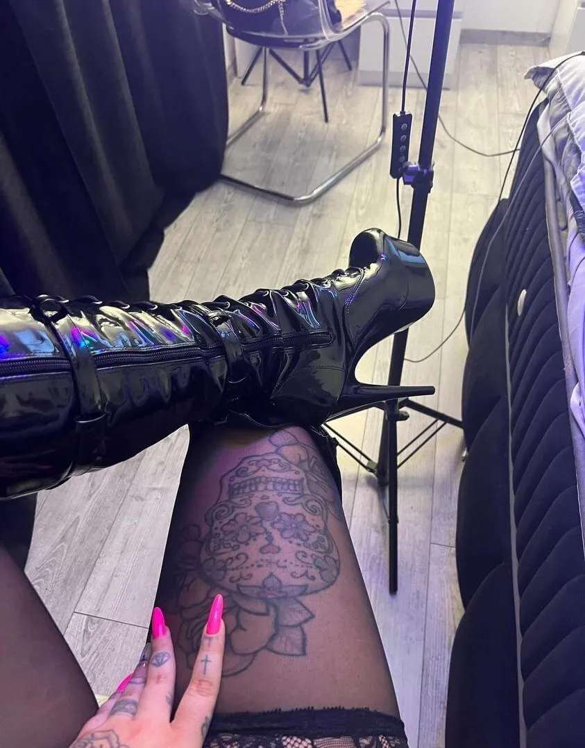 Delicate stockings and shiny boots posted by Krysstal007