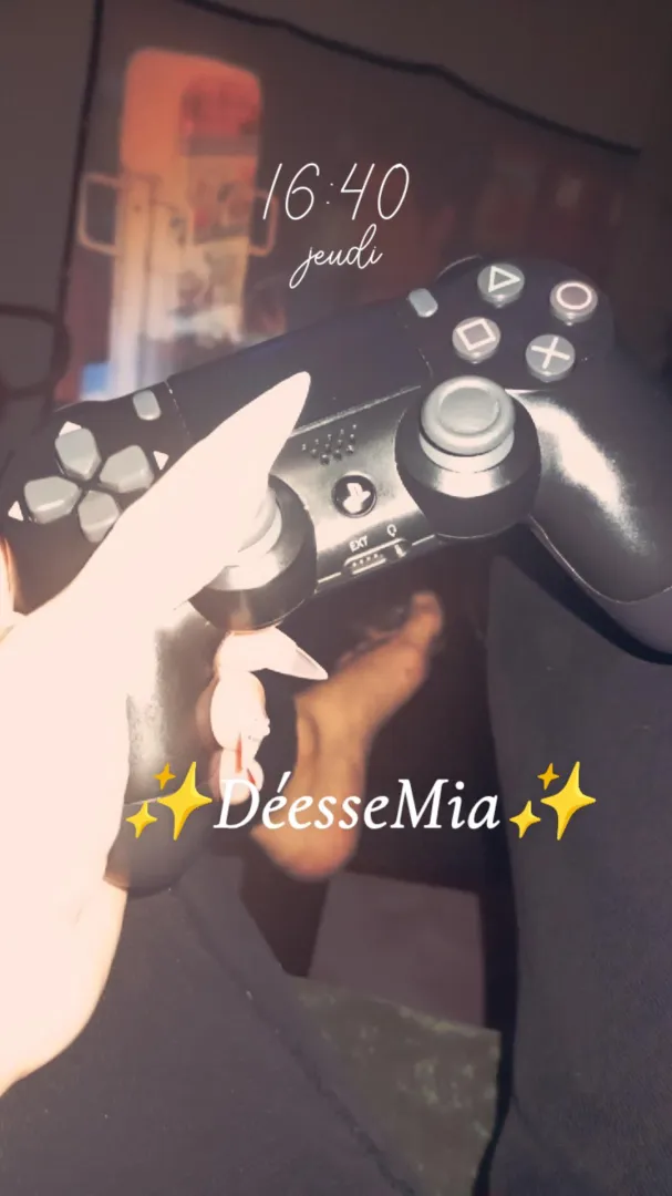 Des soumis ou fétichiste gameur ici ? posted by MiaFeetGirl_