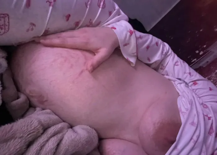 Describe my preggo body using two words by cutennymph