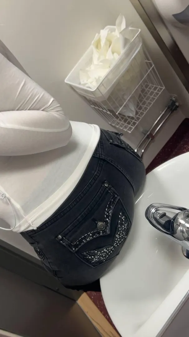 Detta är vad jag gör istället för att gå på lektion  posted by nicolelarsson