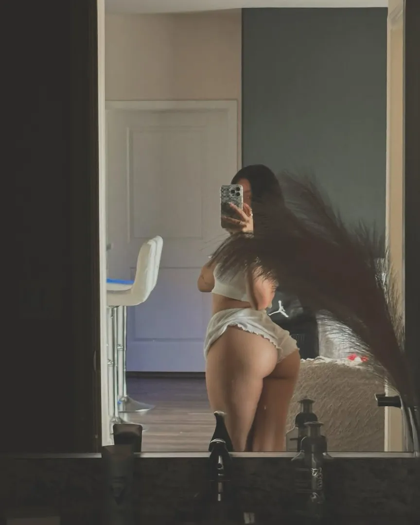 Did i catch your attention with this mirror pic? posted by CuddleCrush