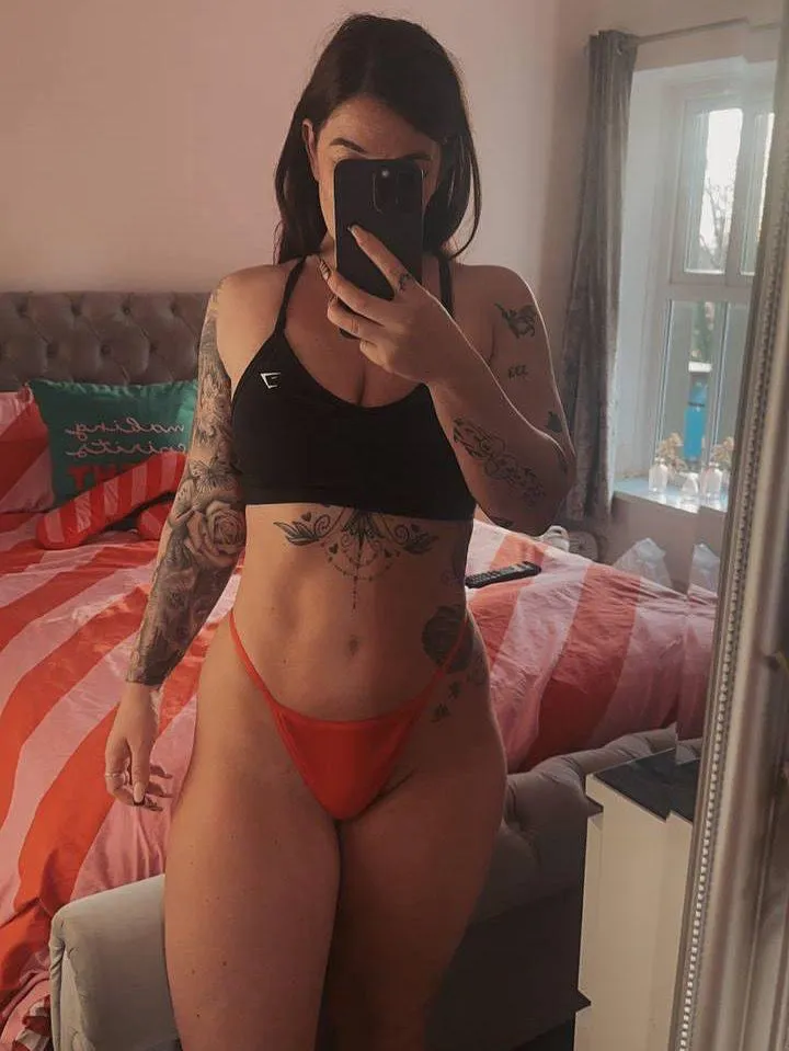 Didn’t go gym today but yesterdays pumping is serving me well posted by TheHayleyDaniels