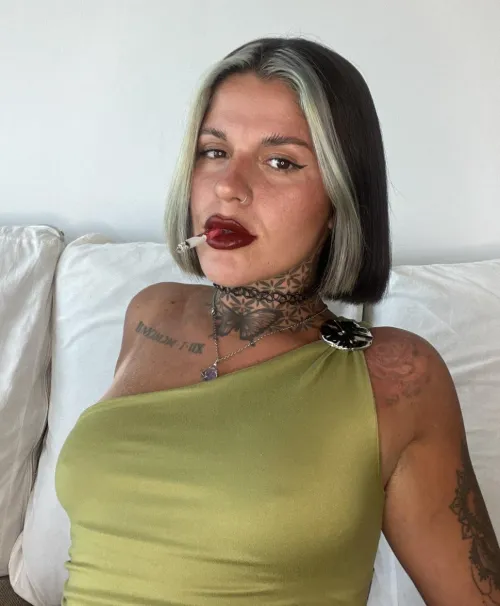 Dime cuánto me deseas mientras fumo mi cigarrillo by girlytattoo