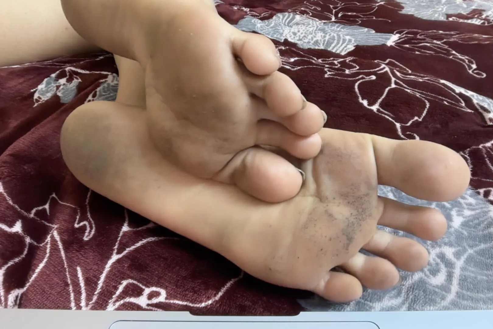 dirtiest nastiest feet for u to clean posted by icysoftfeet
