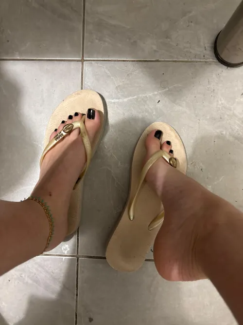 Dirty flipflop and feet  by deliciananas2