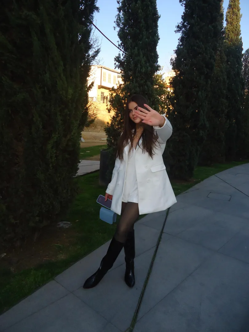 Do I have your full attention… or just a little curiosity? posted by izabbellah