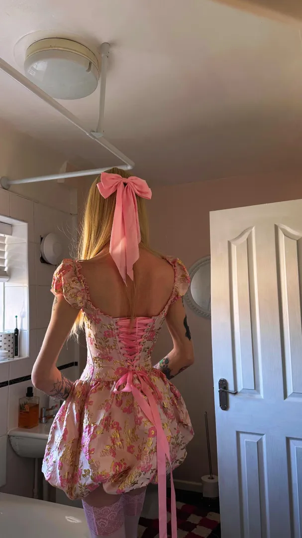 Do I look cute from behind? posted by Rednaxelaf