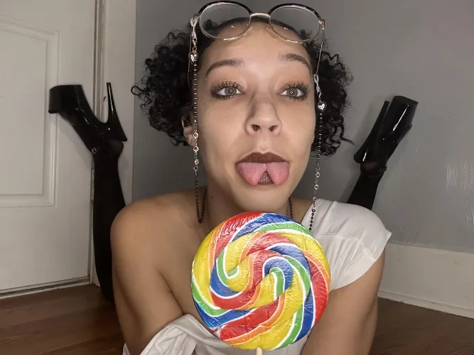 Do I look like, that I can dominate men? by delphiraexo