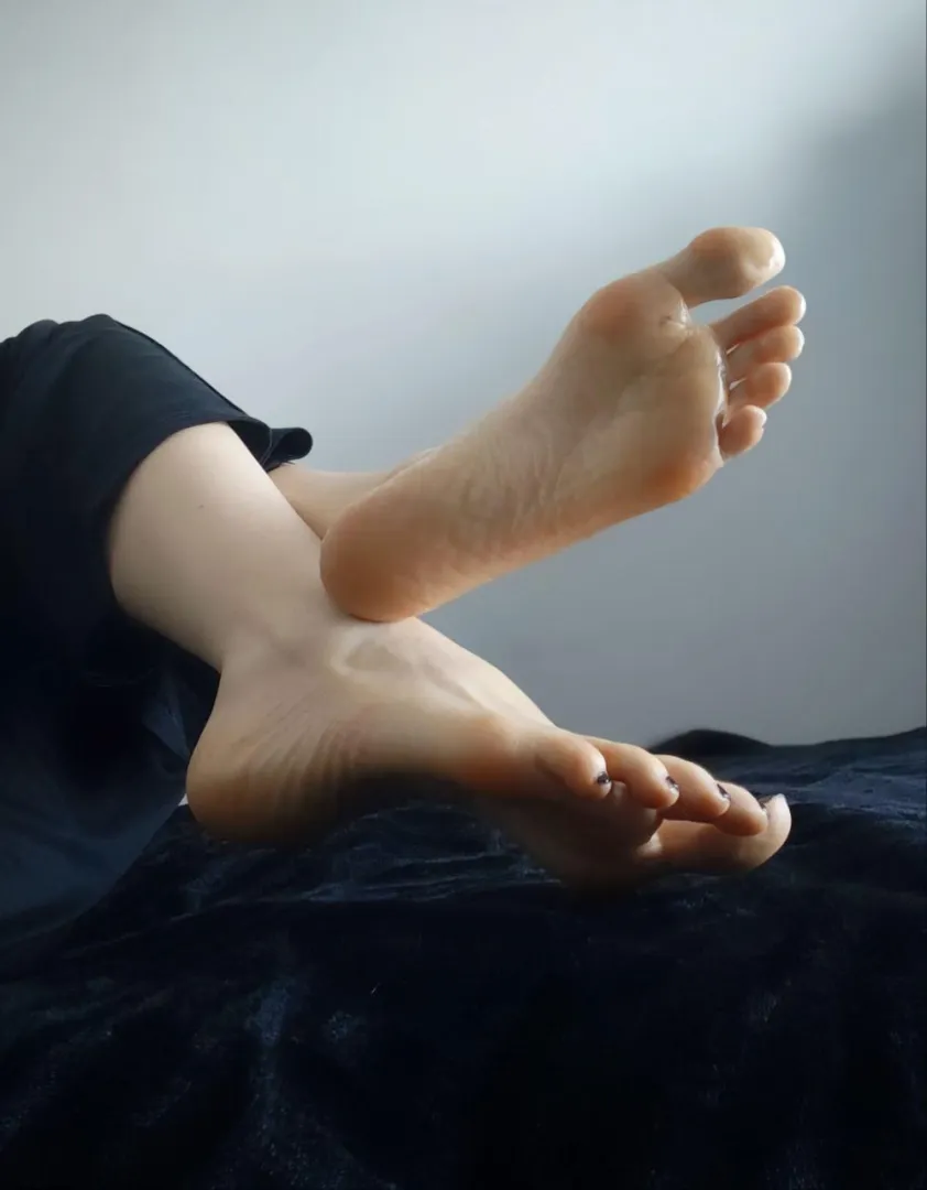 Do my feet deserve your full attention? posted by necroxia69