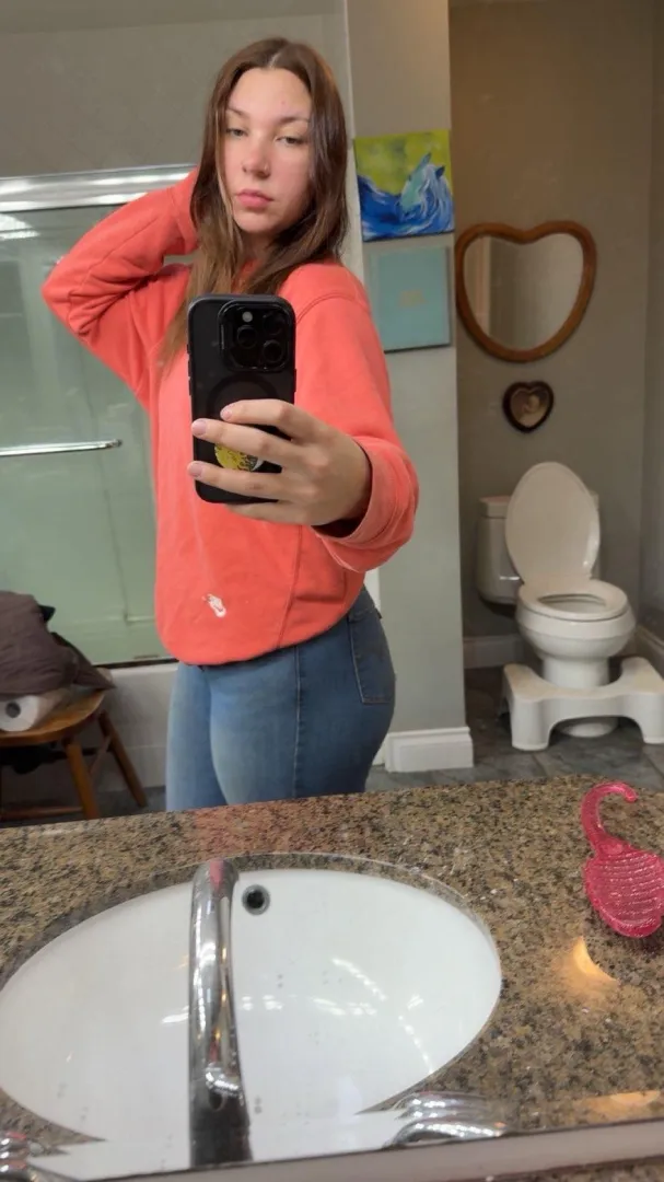 Do these jeans makes my butt look big?? Because I’m loving how it looks from the side heheh posted by chloedevereauxx_xoxo