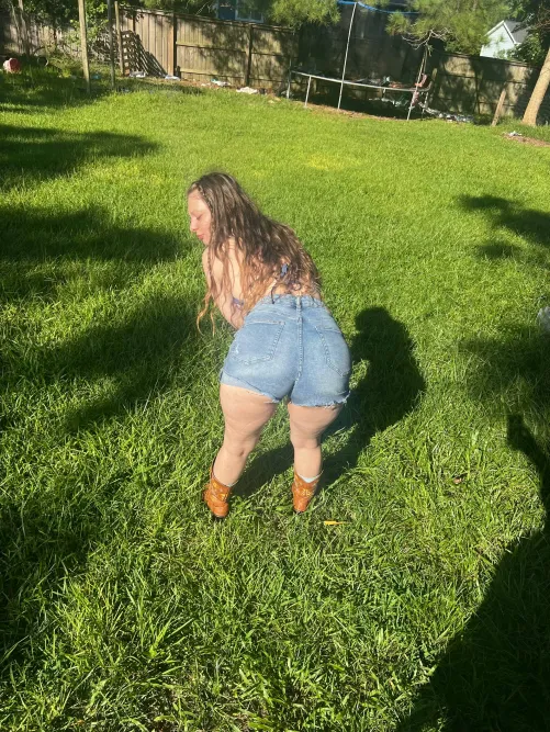 Do u let yourself be crushed by my ass? by daisyduffybabyxo