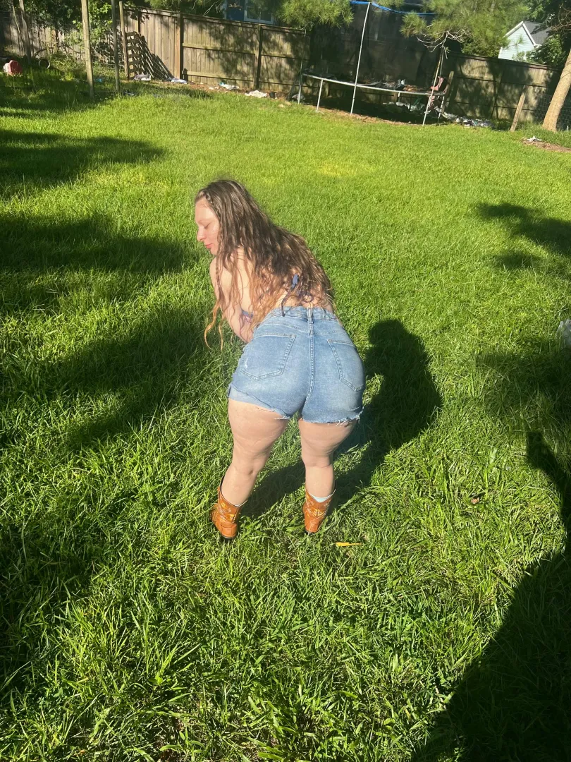 Do u let yourself be crushed by my ass? posted by daisyduffybabyxo