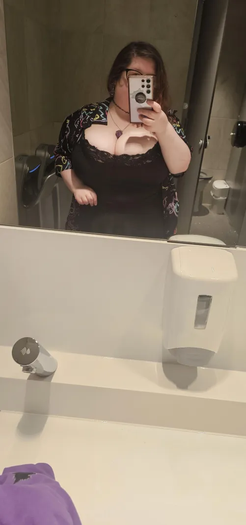 Do you like my date night outfit ? by Hollow_Insanity