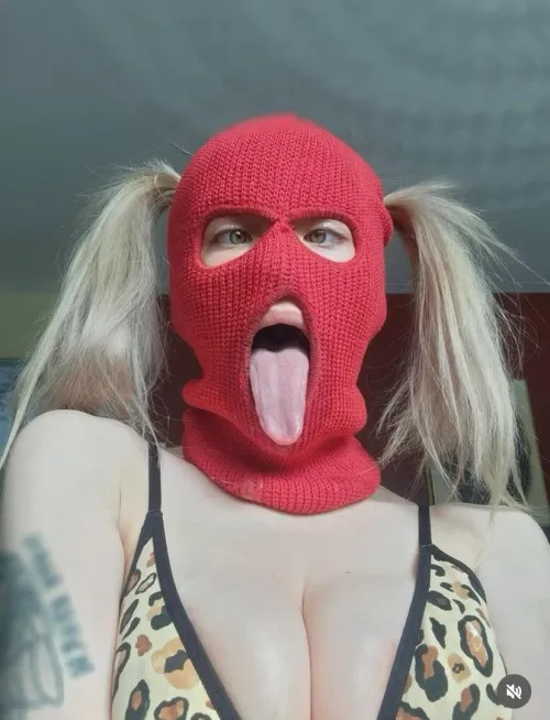 Do you like my long tongue? More on my fanvue! Link in bio by rosexquinn