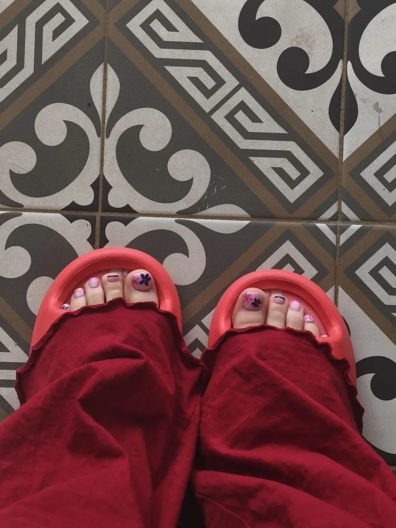 Do you like my new pedicure? posted by Godess_Ursula07