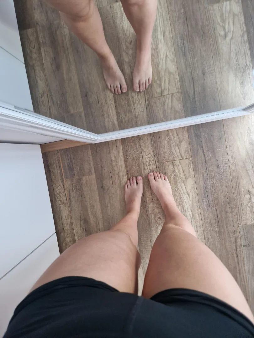 Do you like my pedicure? posted by luckyluuna