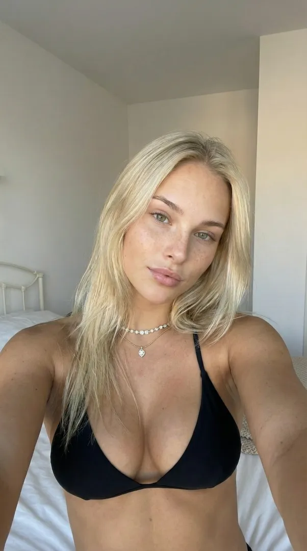 Do you like my selfie? posted by Camellia_Naomi