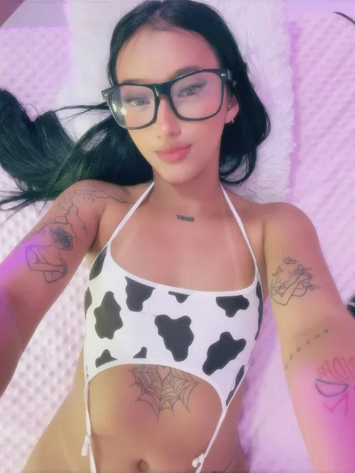 Do you like my tattoos or my outfit more? Come take a closer look.  by SamantaKane