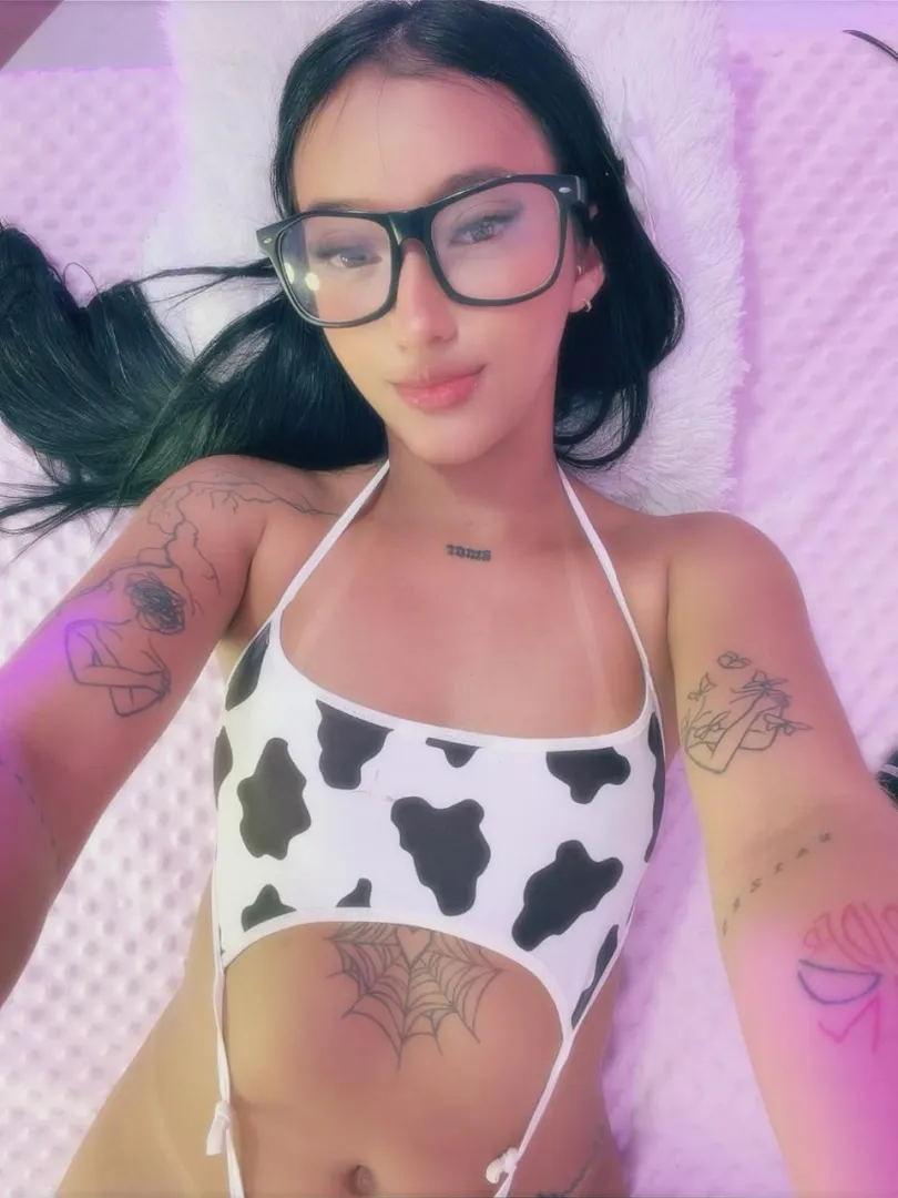 Do you like my tattoos or my outfit more? Come take a closer look.  posted by SamantaKane