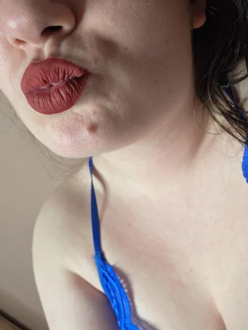 Do you like the shape of my lips? by CherryySinsX
