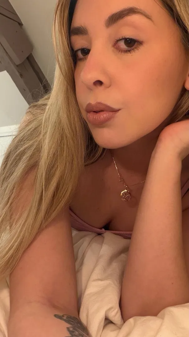 Do you think I have pretty lips? posted by gisse20