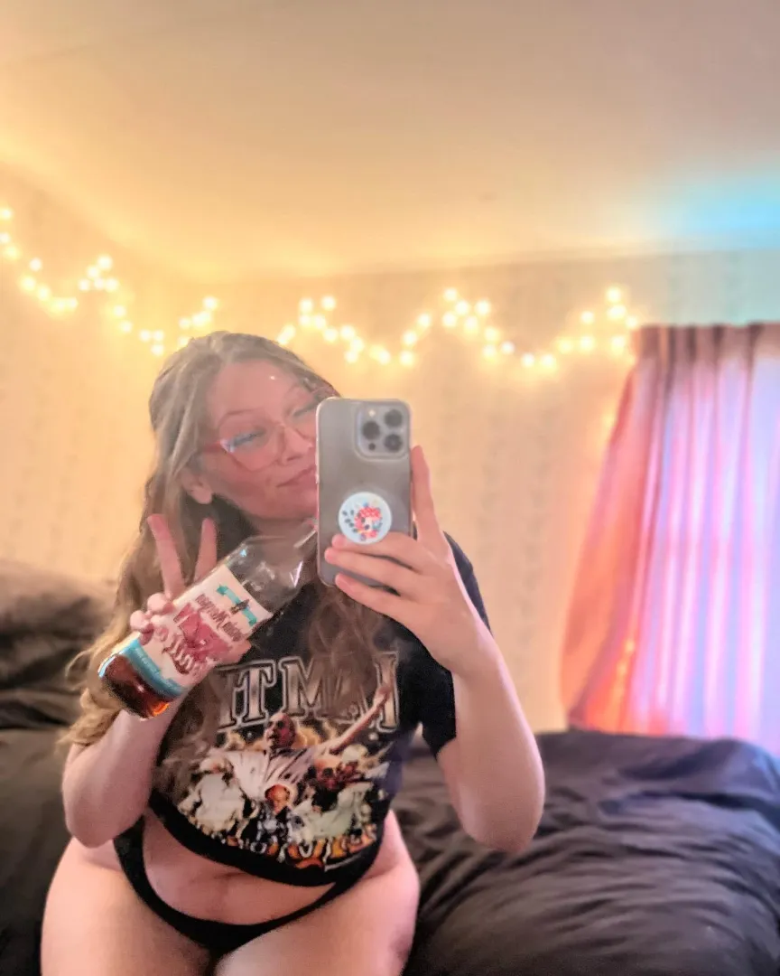 does anyone still use snapchat lol posted by syxeyez