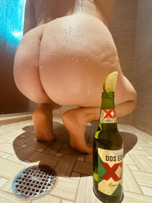 Does my big, wet Booty pair well with a Showerbeer? by BootySharingCouple