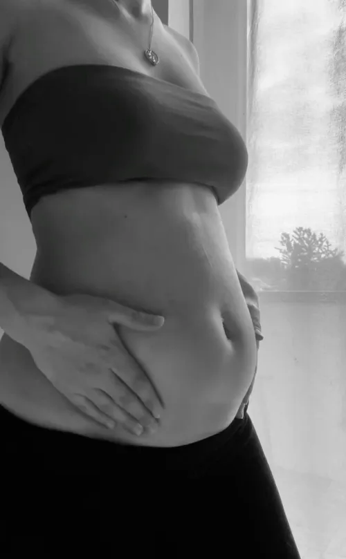 Does my preggo body turn you on? by itzpixxieku