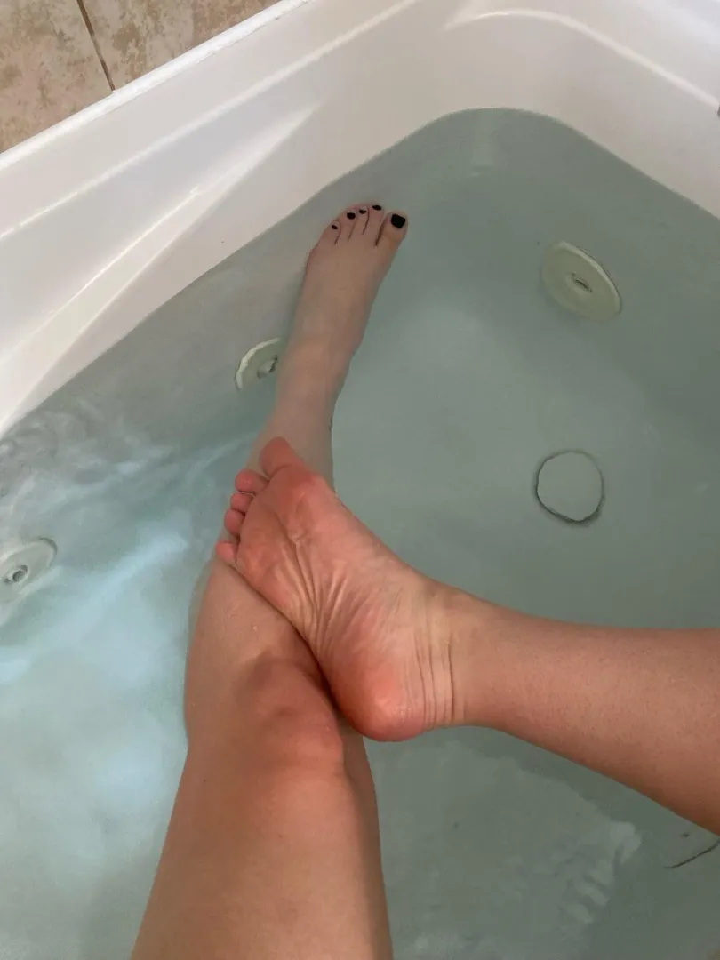 Does the tub look too hot? posted by Blue-Haze-Babe