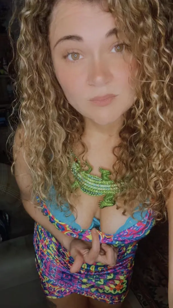 Does this necklace make my cleavage look better posted by Sadie_MaeXO