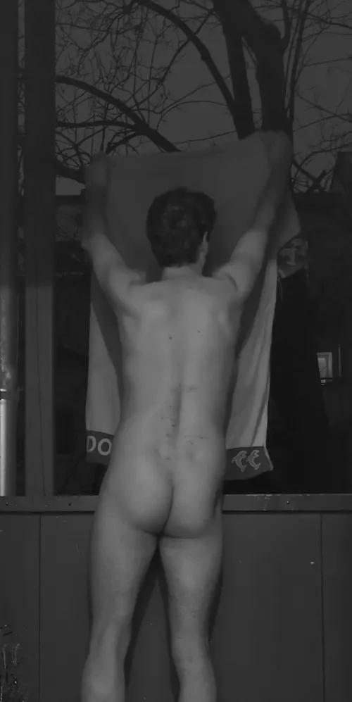 Doing the laundry, pleasing the neighbors by Lustgefluester