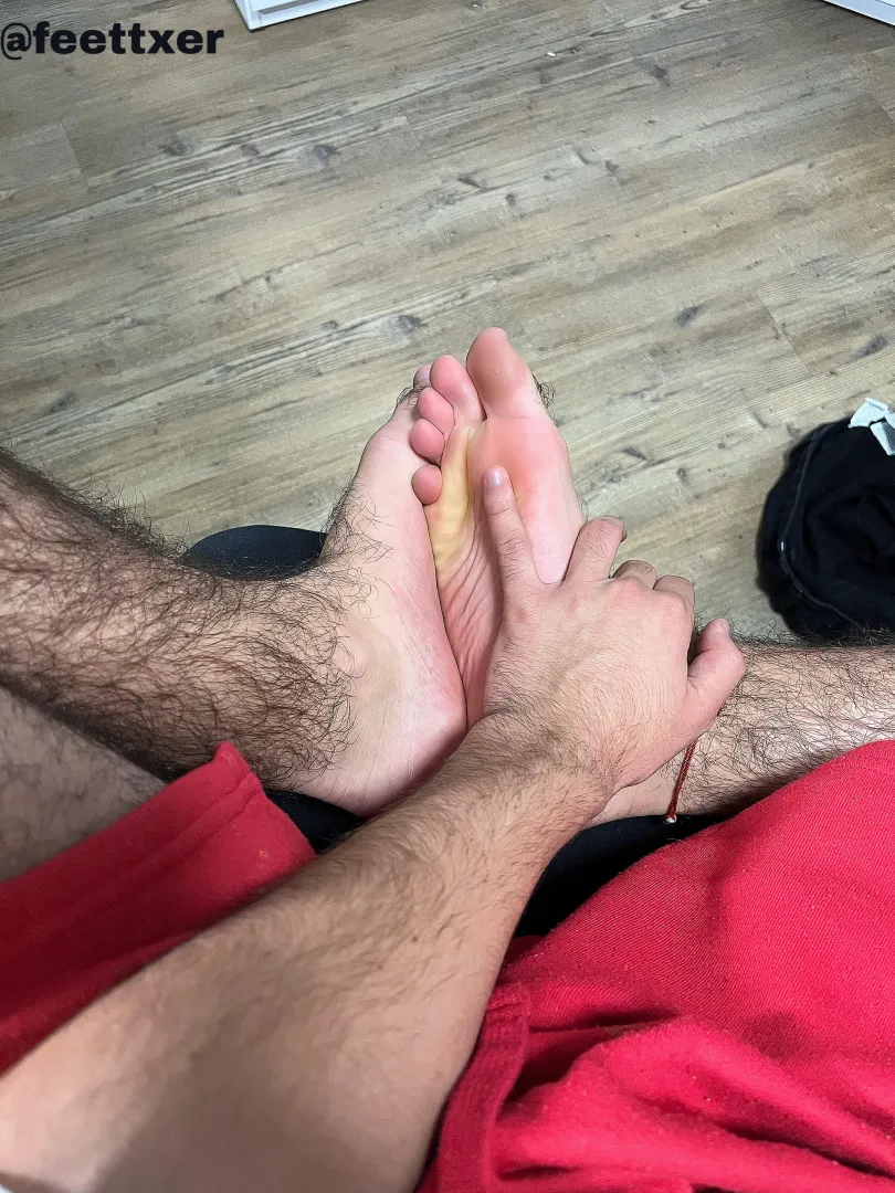 Done with studying... my 19yo soles are so sore. Who's volunteering for a long massage?  posted by feettxer
