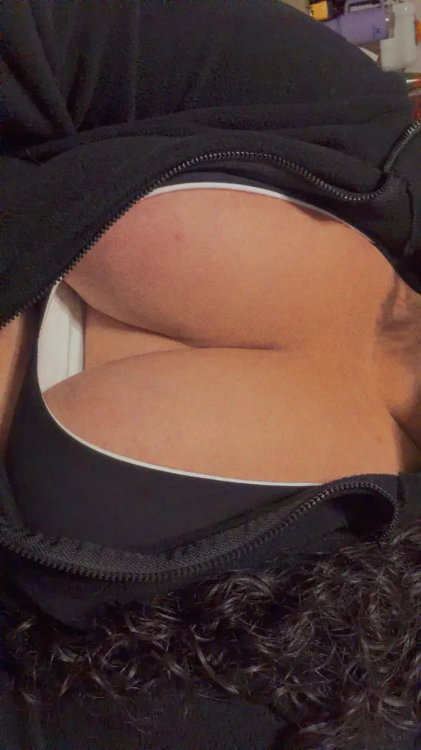 Don’t you just love a good titty pic? [discussion] posted by sluttyxkittyxo