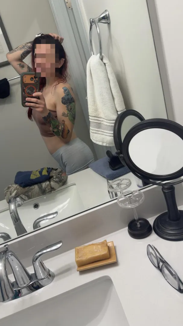 Don’t you love a good mirror selfie? posted by Liz_Lancer