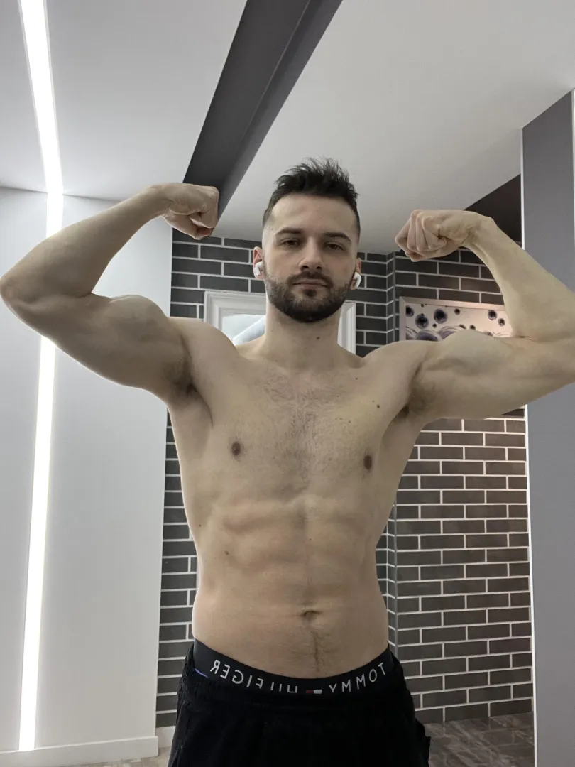 Double biceps posted by RareCaptain6650