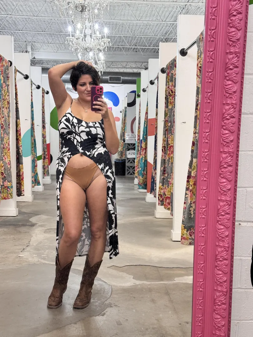 Dressing room selfie posted by Apprehensive_Ring_42