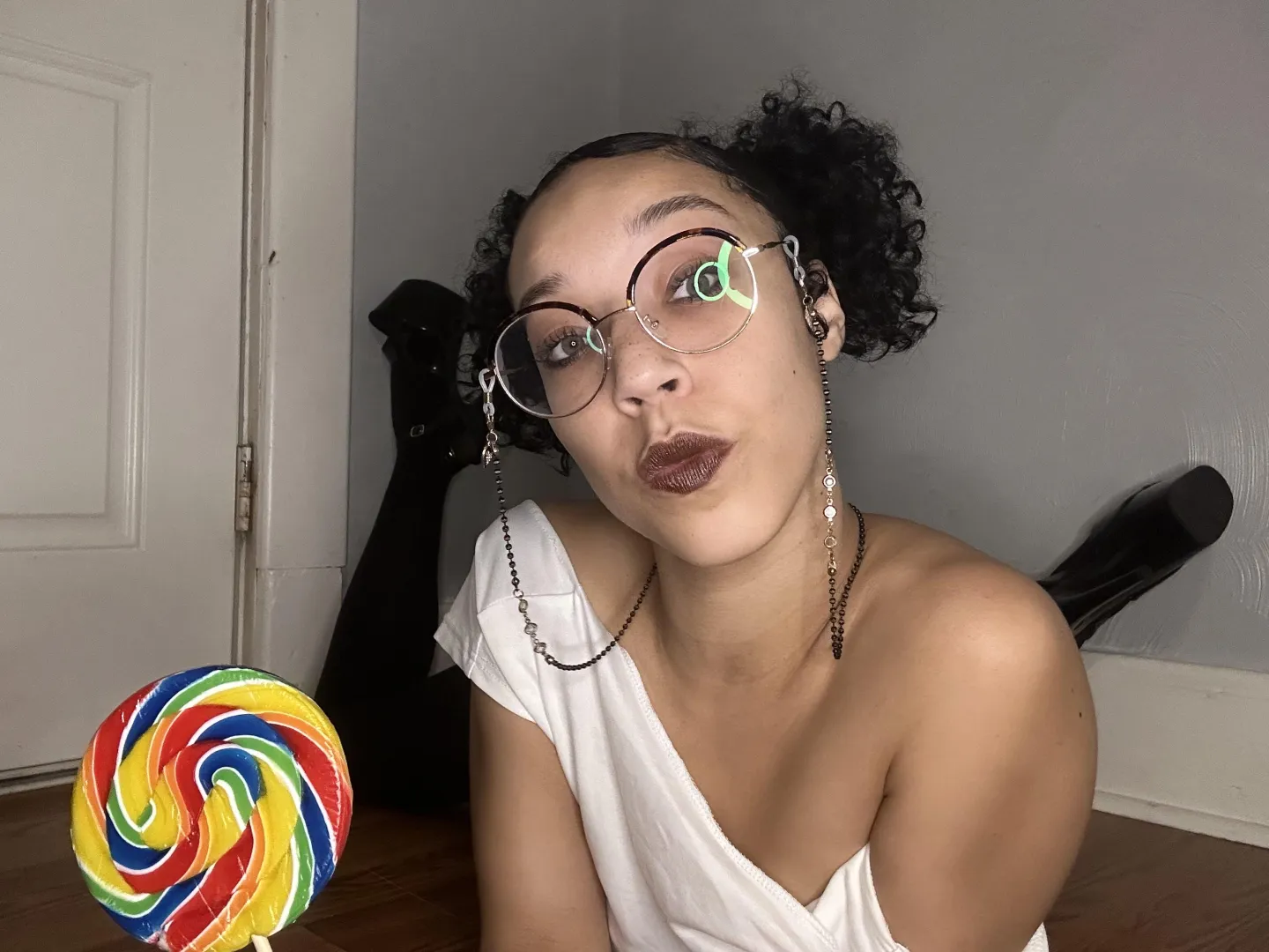 Drop a ❤️ you'd promise to masturbate every time I send you my nudes! posted by delphiraexo