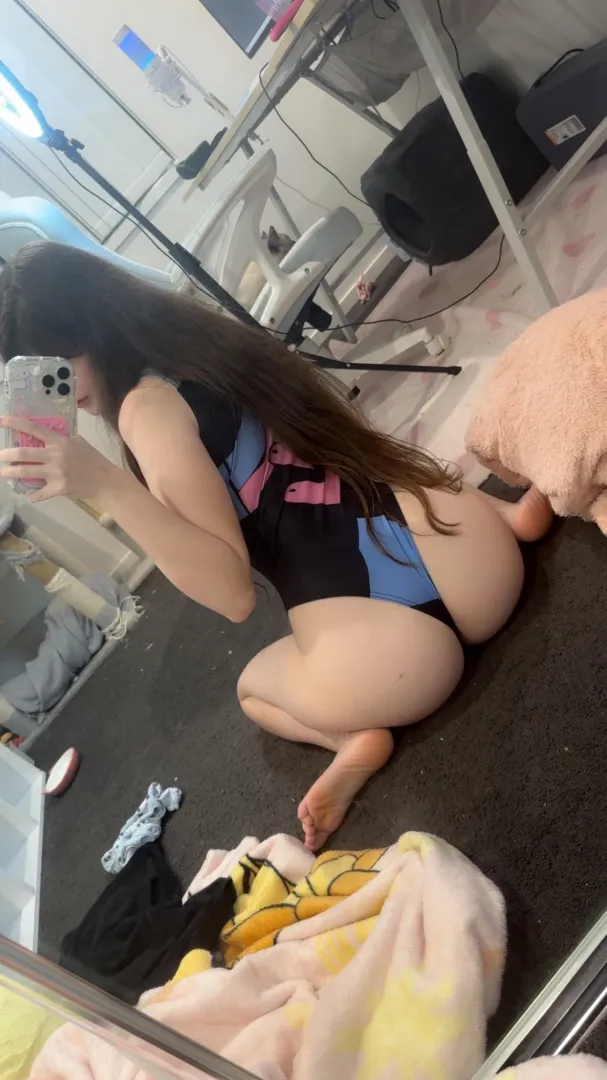 D.va’s thicc booty & little feet <3 posted by TastyTiger