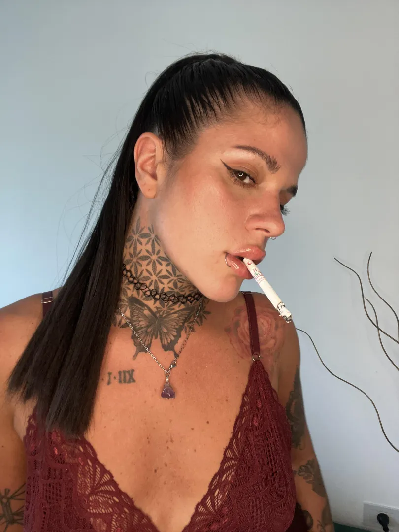 El cigarrillo es aún más delicioso cuando cuelga de mis jugosos labios posted by girlytattoo