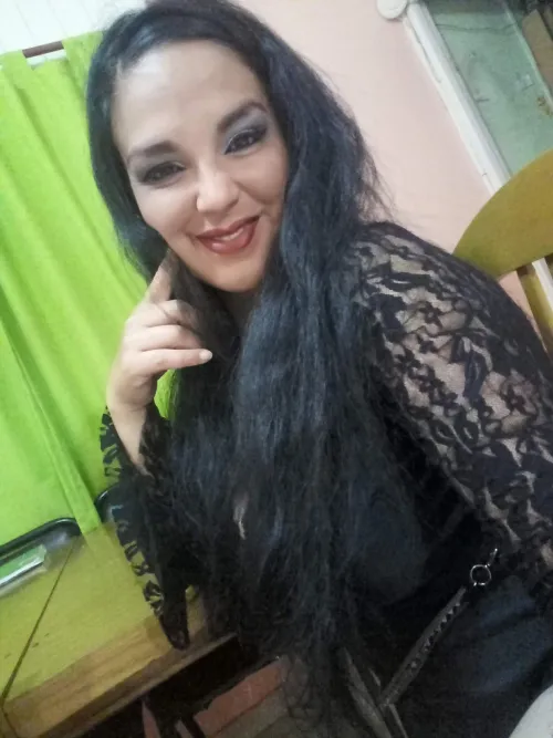 Elegancia,delicadeza, experiencia...y una linda sonrisa para ti. by InnerStatement9502