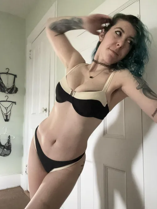 Emo with an hourglass by sirenskiss3