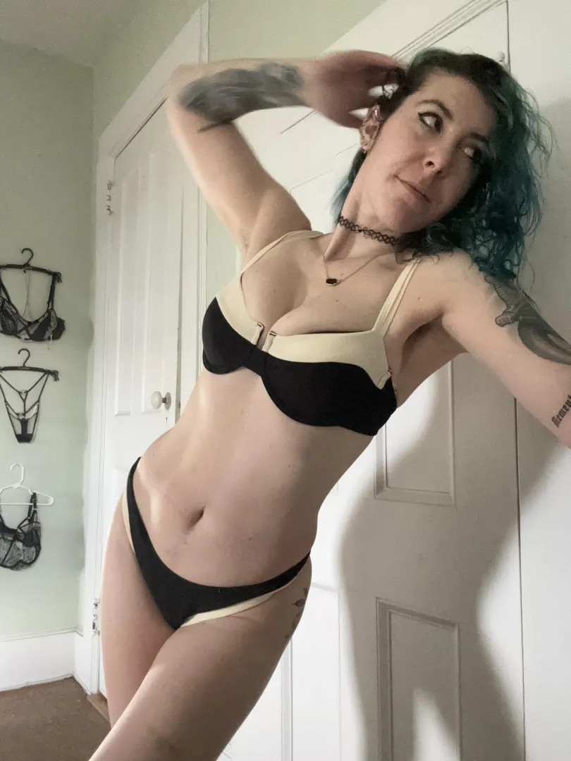 Emo with an hourglass posted by sirenskiss3