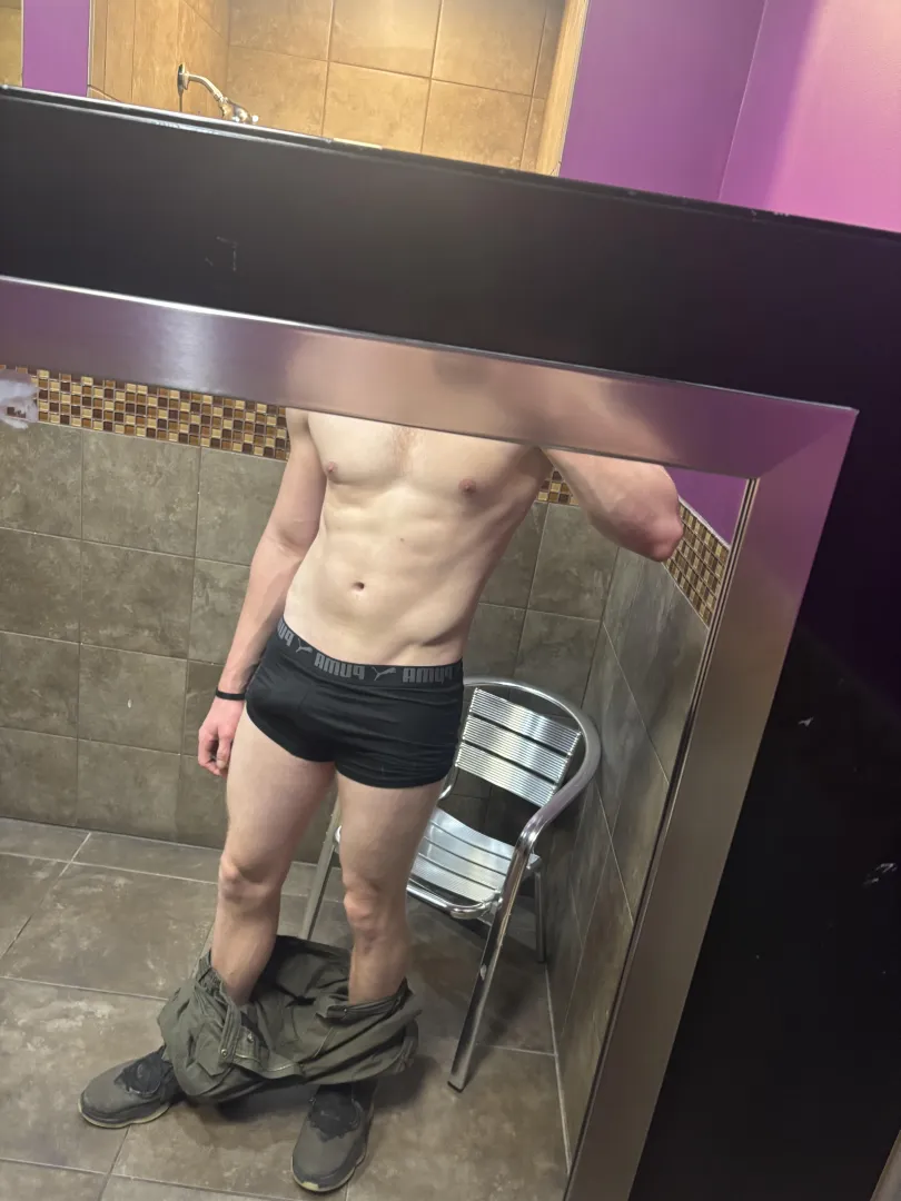 Enjoy the V-line for today posted by Flimsy_Month_5012