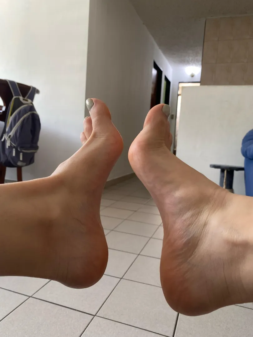 eres fan de los pies arqueados ? posted by noraagoddess