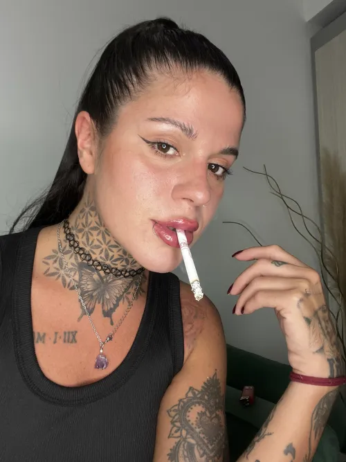Es aún más sexy cuando el cigarrillo cuelga de mis labios by girlytattoo
