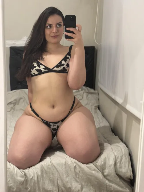 Est-ce que mes courbes te donnent envie de plus ? by Petitenatureee062