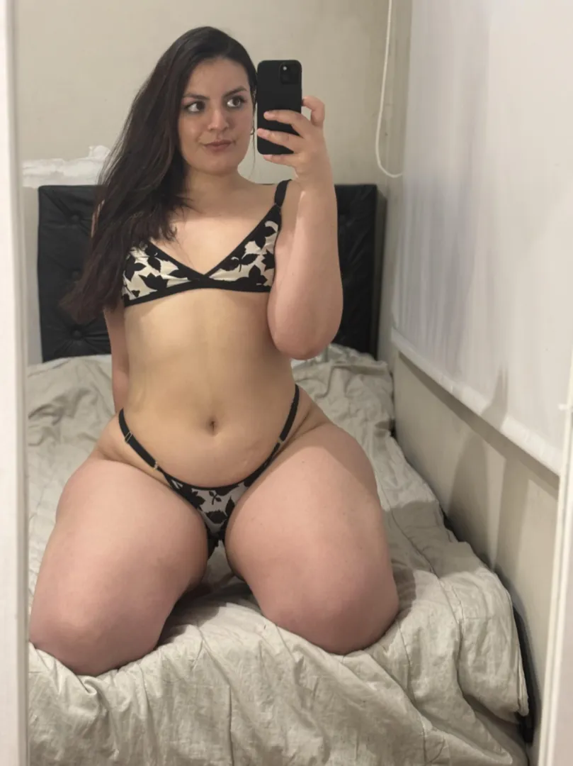 Est-ce que mes courbes te donnent envie de plus ? posted by Petitenatureee062