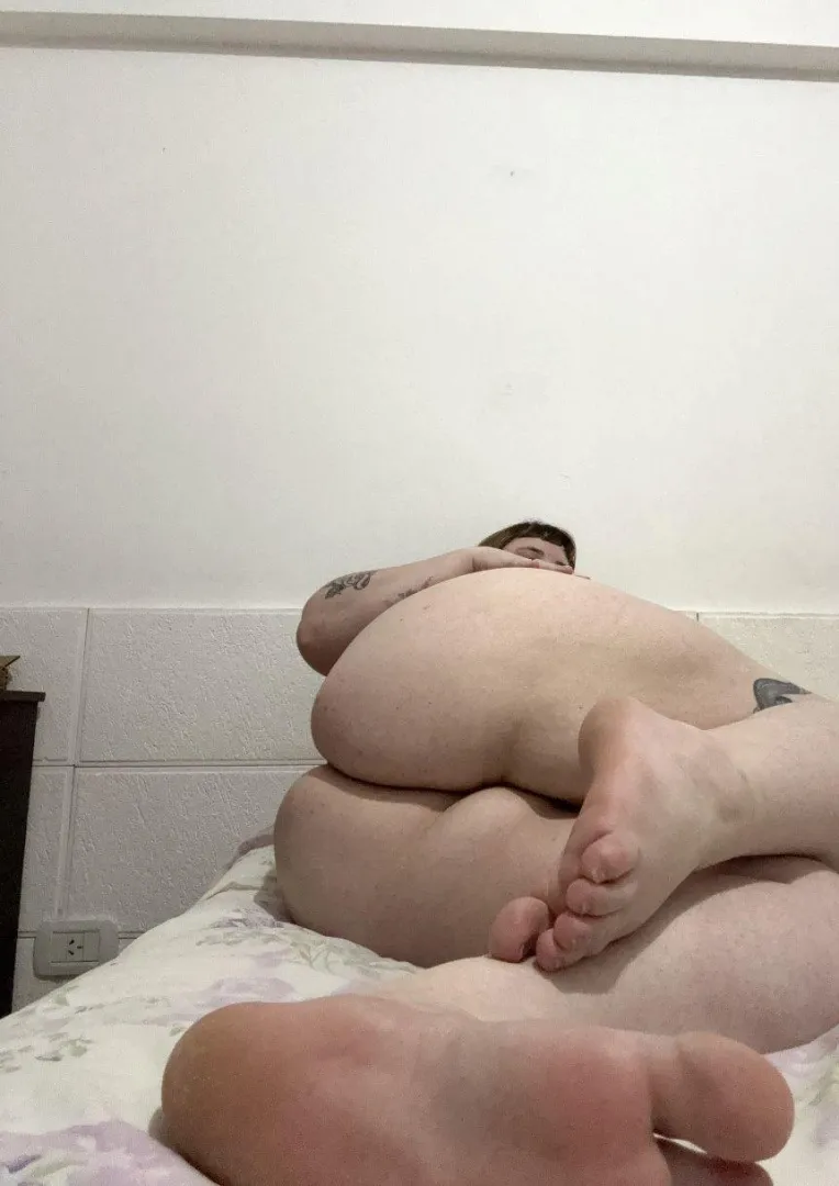 Every photo session makes me overthink my body. Be real: does a curvy chubby woman like me catch your eye? Y or N? posted by GlintOfTrouble